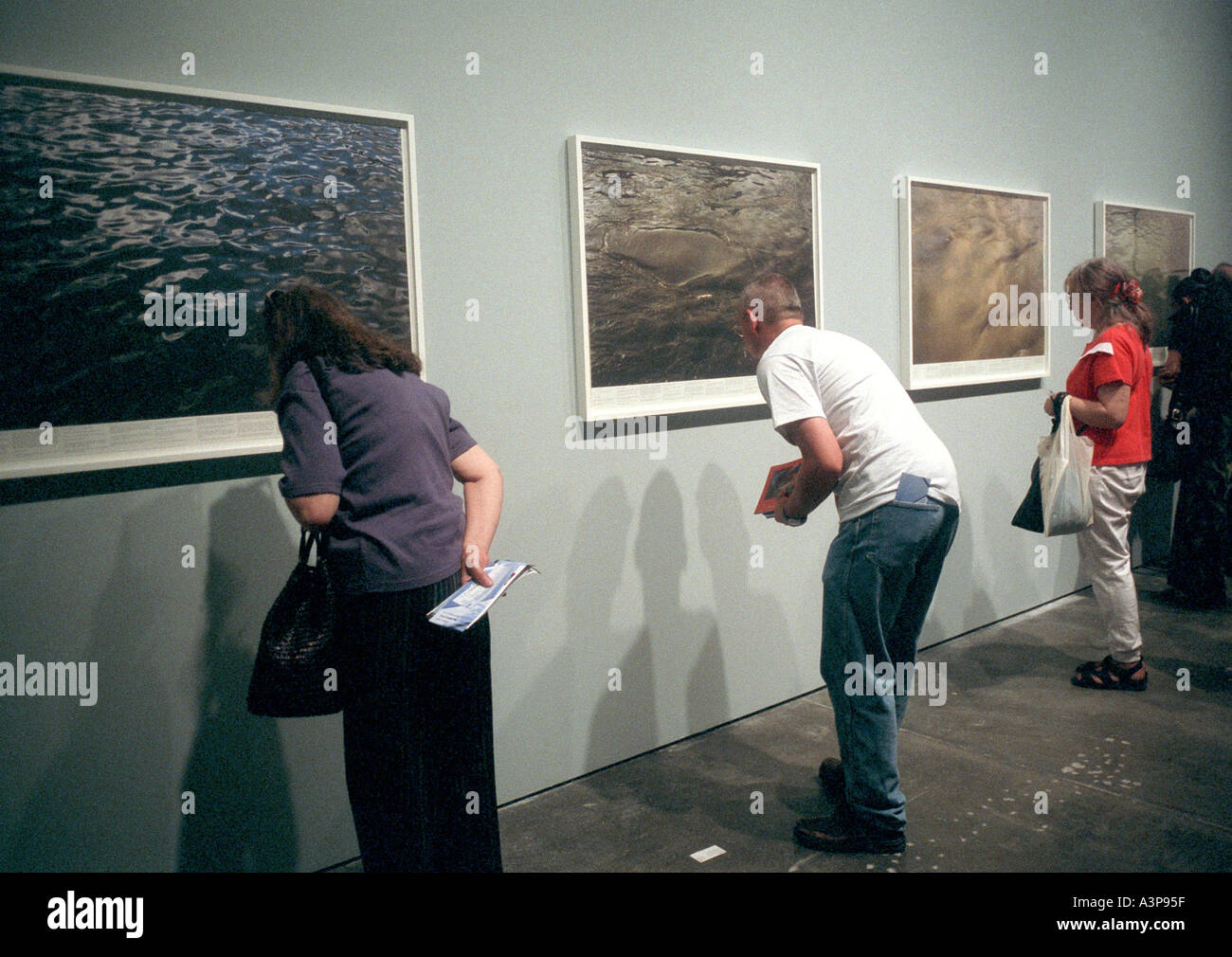 I visitatori del Museo di Arte Moderna vista ancora acqua da Roni Horn Foto Stock