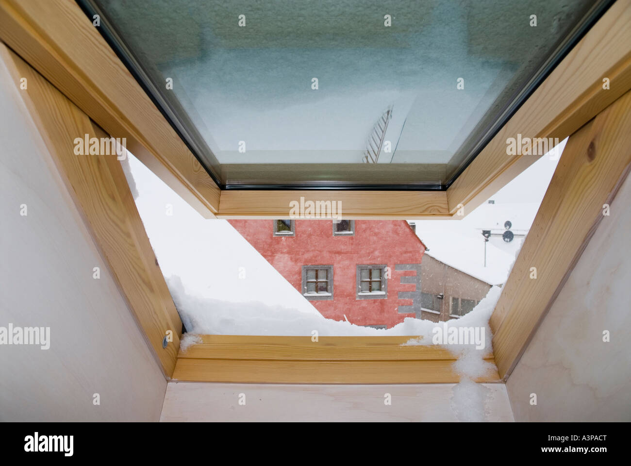 Vista coperta di neve finestra Foto Stock