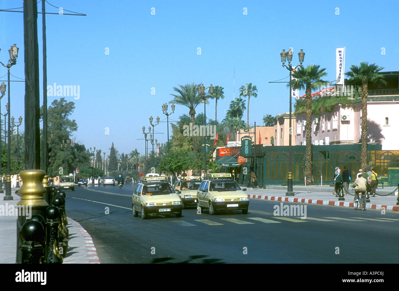 Un moderno e trafficata strada principale a Marrakech in Marocco Foto Stock