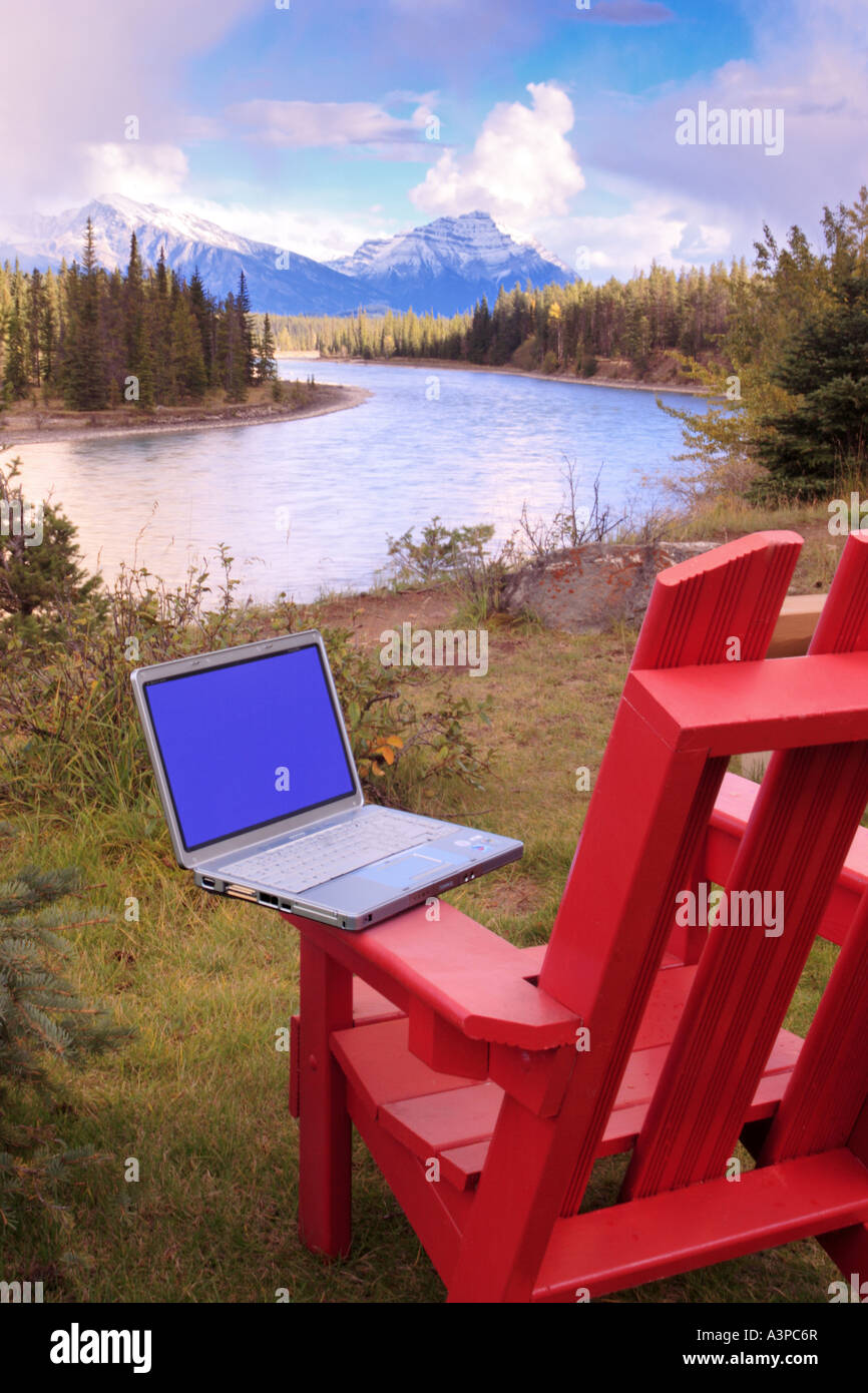 Computer portatile sulla sedia a sdraio nel Parco Nazionale di Jasper Alberta Canada Foto Stock