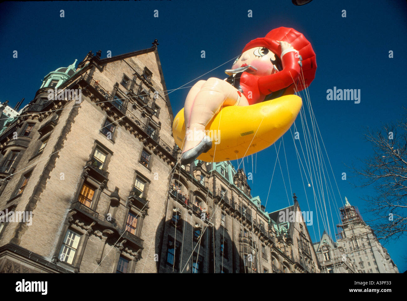 New York, NY, STATI UNITI D'AMERICA, Macy's Thanksgiving Day Parade, palloncino elio Cartoon figura "Betty Boop" galleggiante sopra Foto Stock