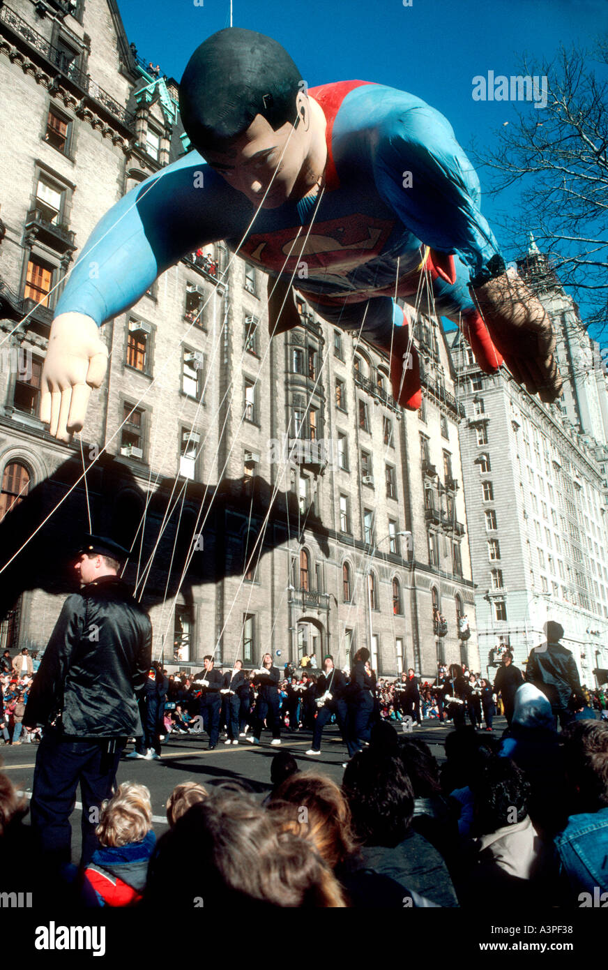 New York, NY, STATI UNITI D'AMERICA " pubblico " Eventi " gigante palloncino elio' carattere Superman 'Macy per il giorno del Ringraziamento Parade' Esterno Foto Stock