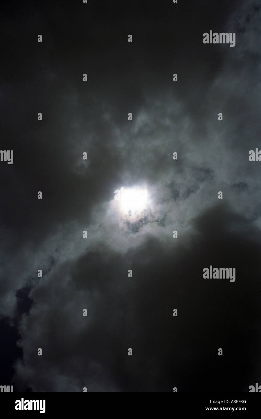 Sole che splende attraverso le nuvole scure Foto Stock