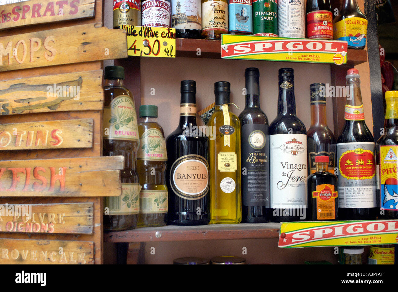 Perpignan Francia, dettaglio prodotti alcolici locali in bottiglie sugli scaffali in Delicatessen Store 'Sud della Francia » alcol salute pubblica Foto Stock
