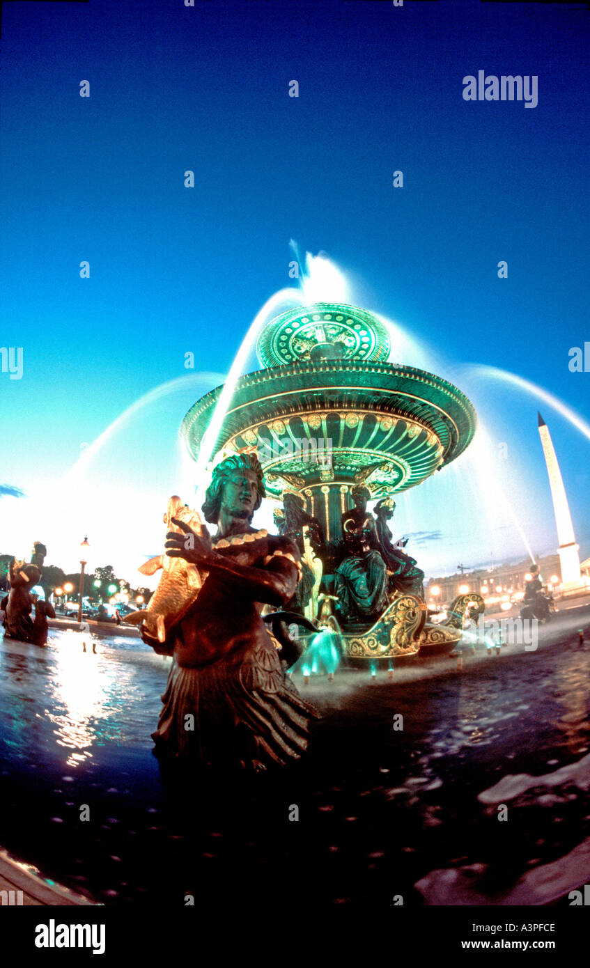 Parigi FRANCIA, vista della fontana d'acqua pubblica M-ars su "Place de la Concorde" in scena notturna di strada con luci, sculture pubbliche Foto Stock