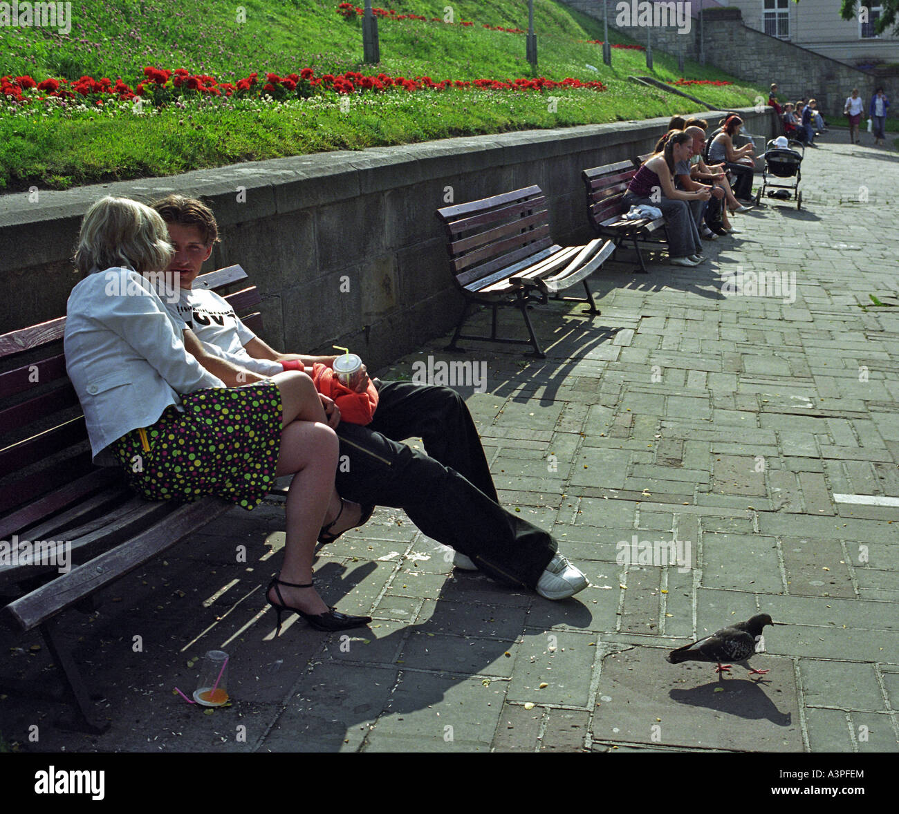 La gente seduta sulle panchine di Przemysl, Polonia Foto Stock