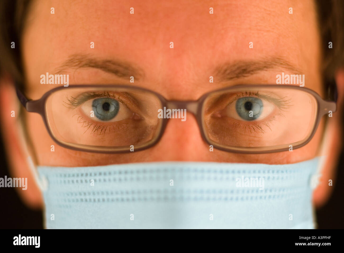 Close-up di un chirurgo femmina indossare una mascherina chirurgica Foto Stock