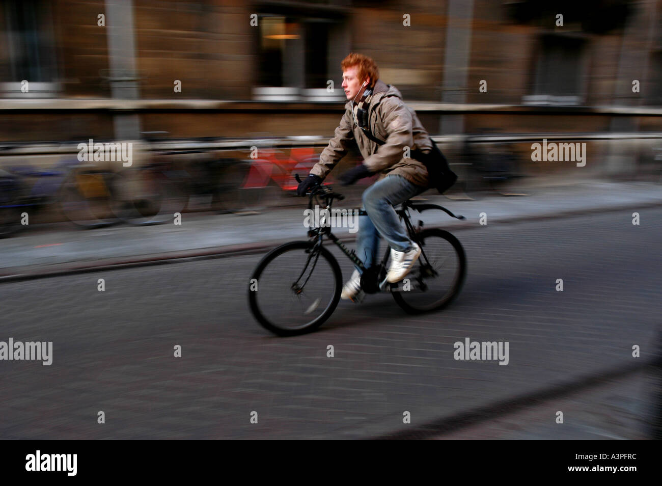 Università di Cambridge gli studenti, Cambridge, Inghilterra. visto qui utilizzando le biciclette per viaggiare in giro per la città. Foto Stock