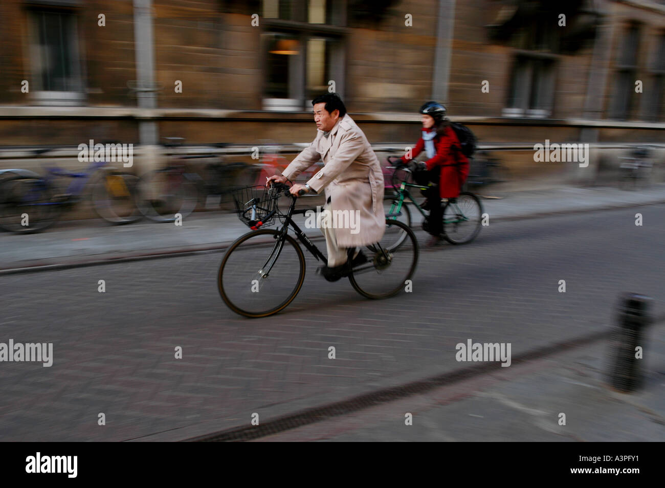 Università di Cambridge gli studenti, Cambridge, Inghilterra. visto qui utilizzando le biciclette per viaggiare in giro per la città. Foto Stock