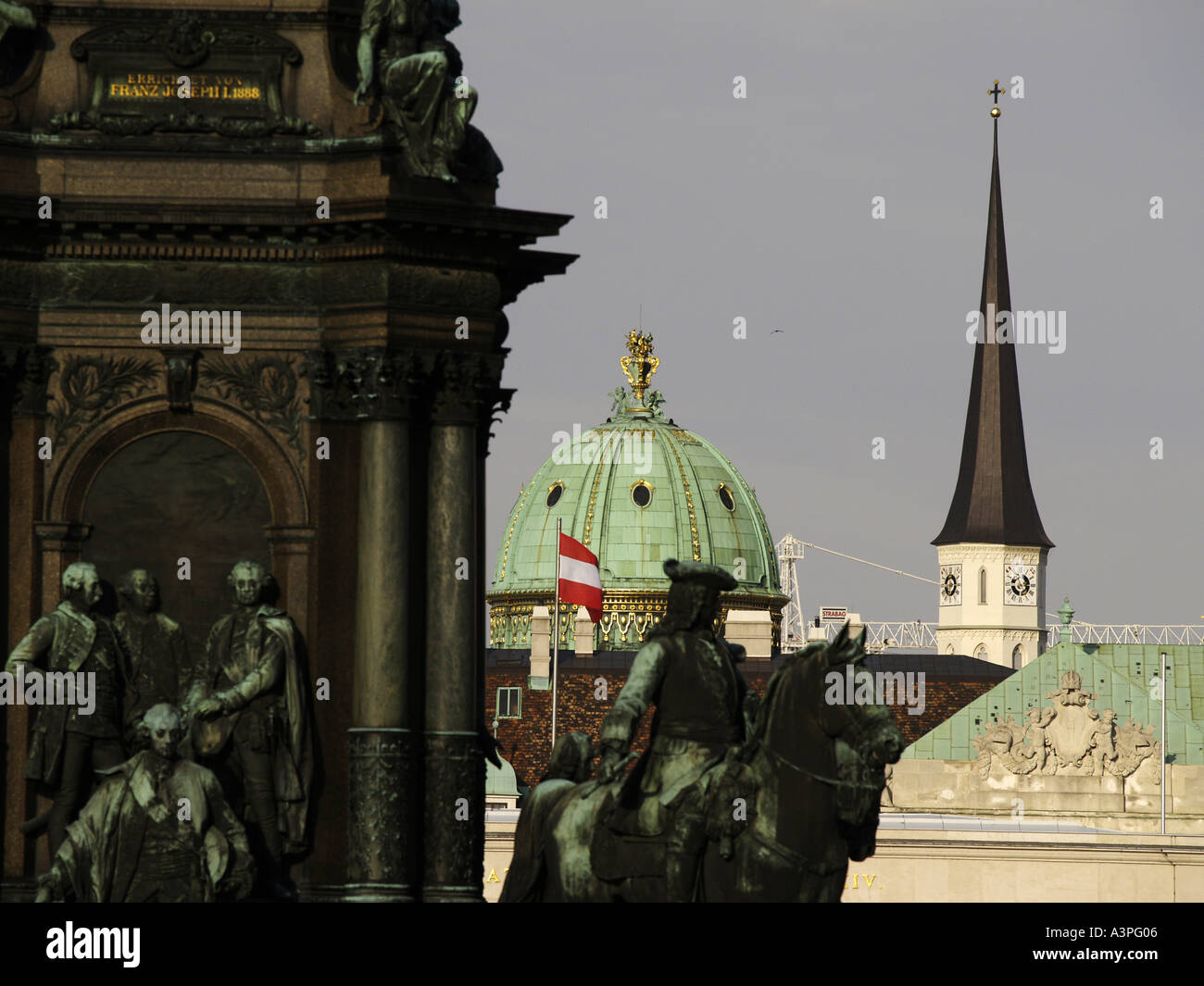 Vista del primo distretto di Hofburg flagg austriaco Foto Stock