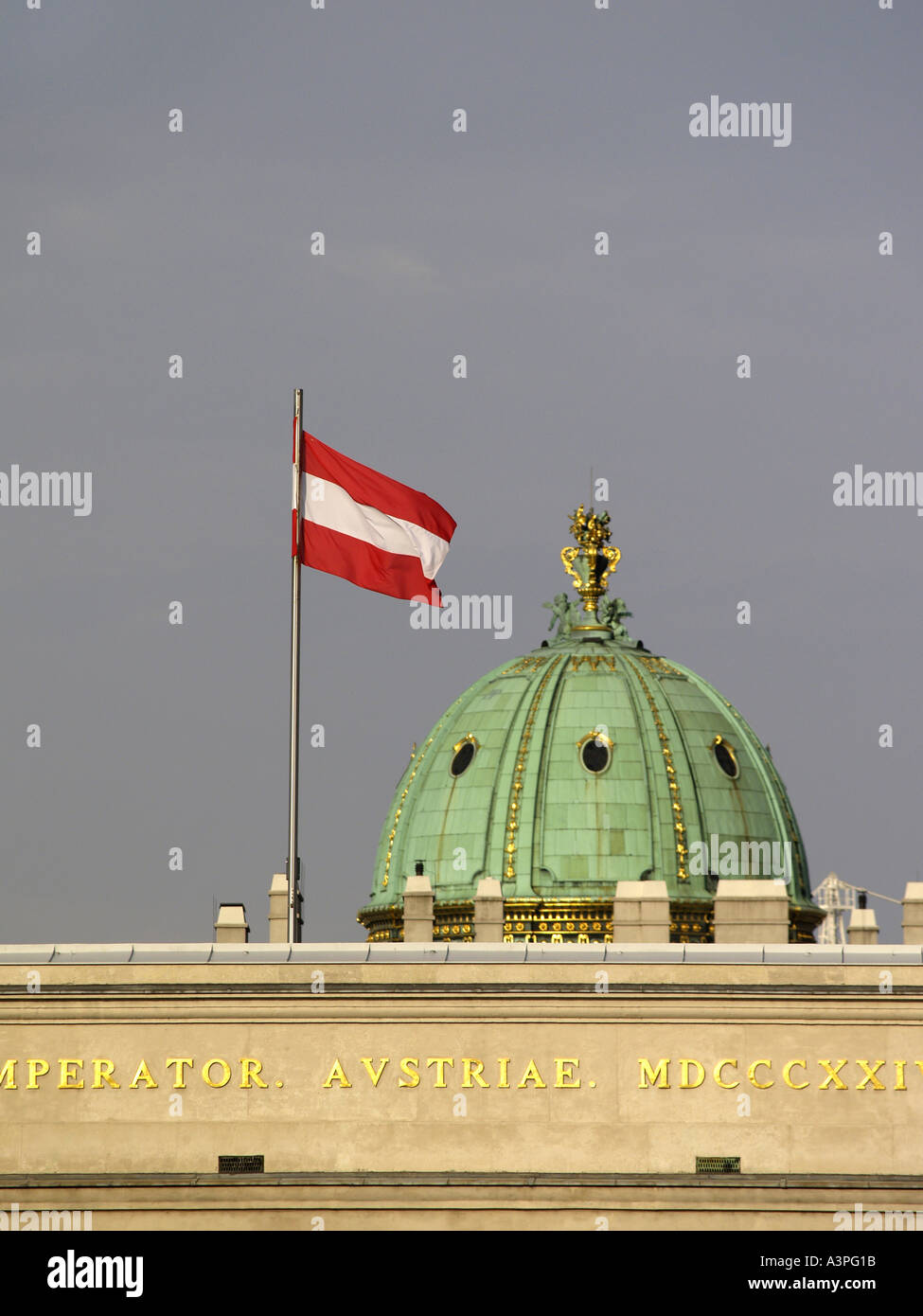 Vista del primo distretto di Hofburg flagg austriaco Foto Stock