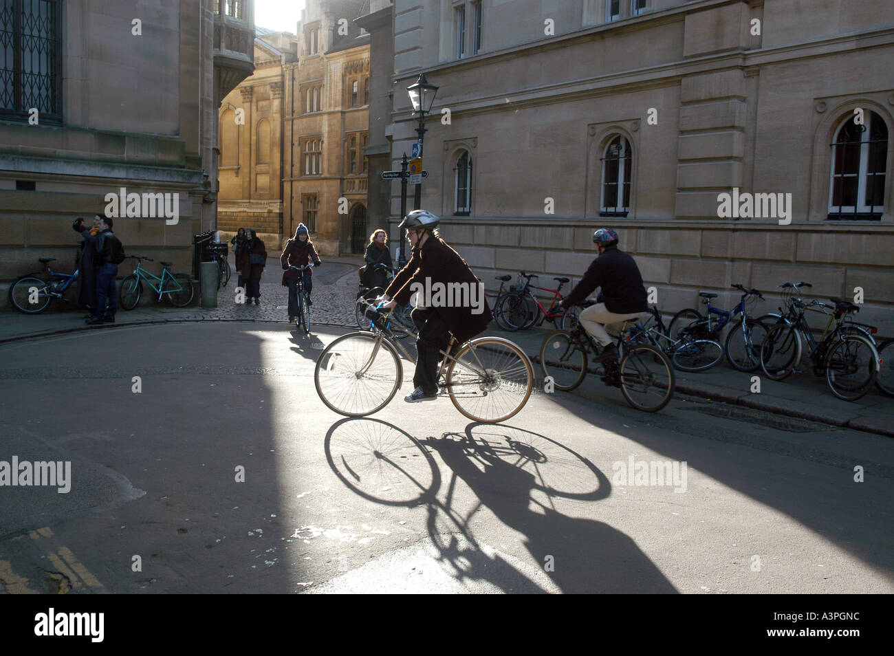 Cambridge, Inghilterra. Gli studenti e il personale uso biciclette nella città universitaria Foto Stock