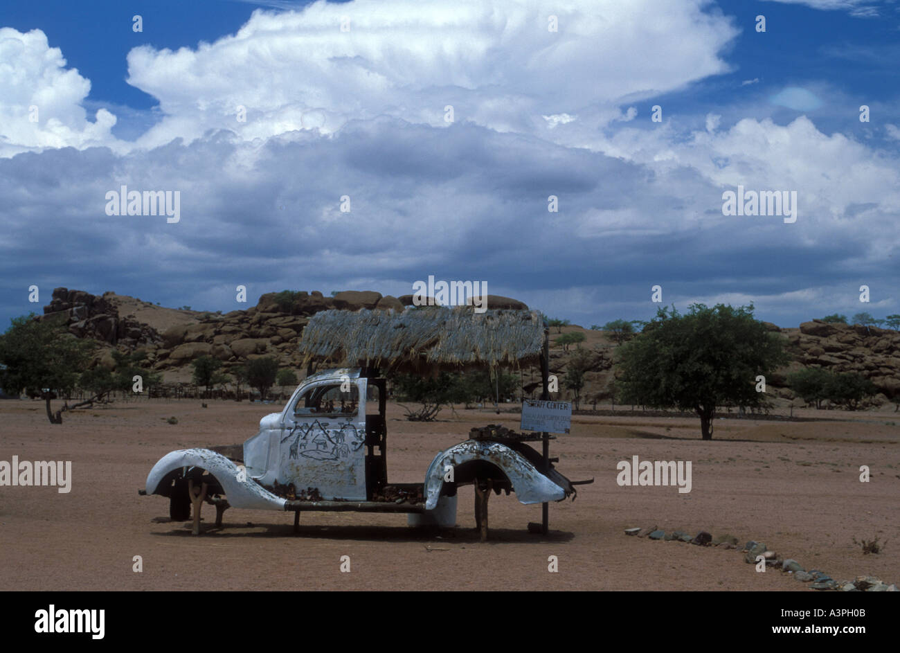 Vecchio carrello utilizzato come un mercato di stand per souvenir di Damaraland Nmaibia Africa Foto Stock