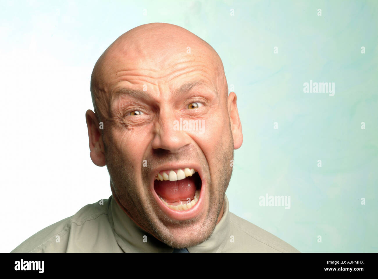 Uomo con un aspetto folle sul suo volto Foto Stock