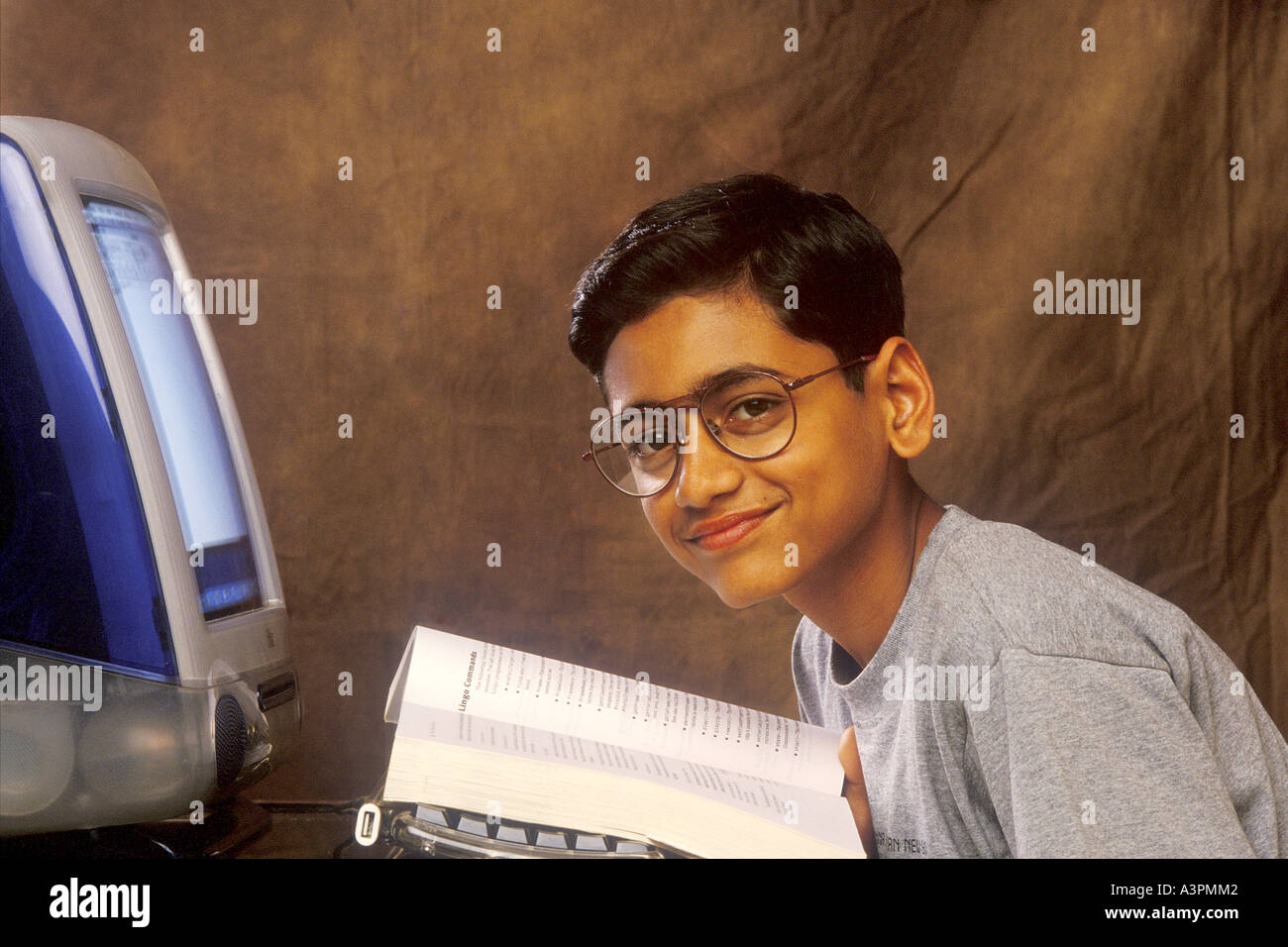 Indian giovane ragazzo indossa specs guardando si lavora sul computer - Modello di rilascio 518 Foto Stock
