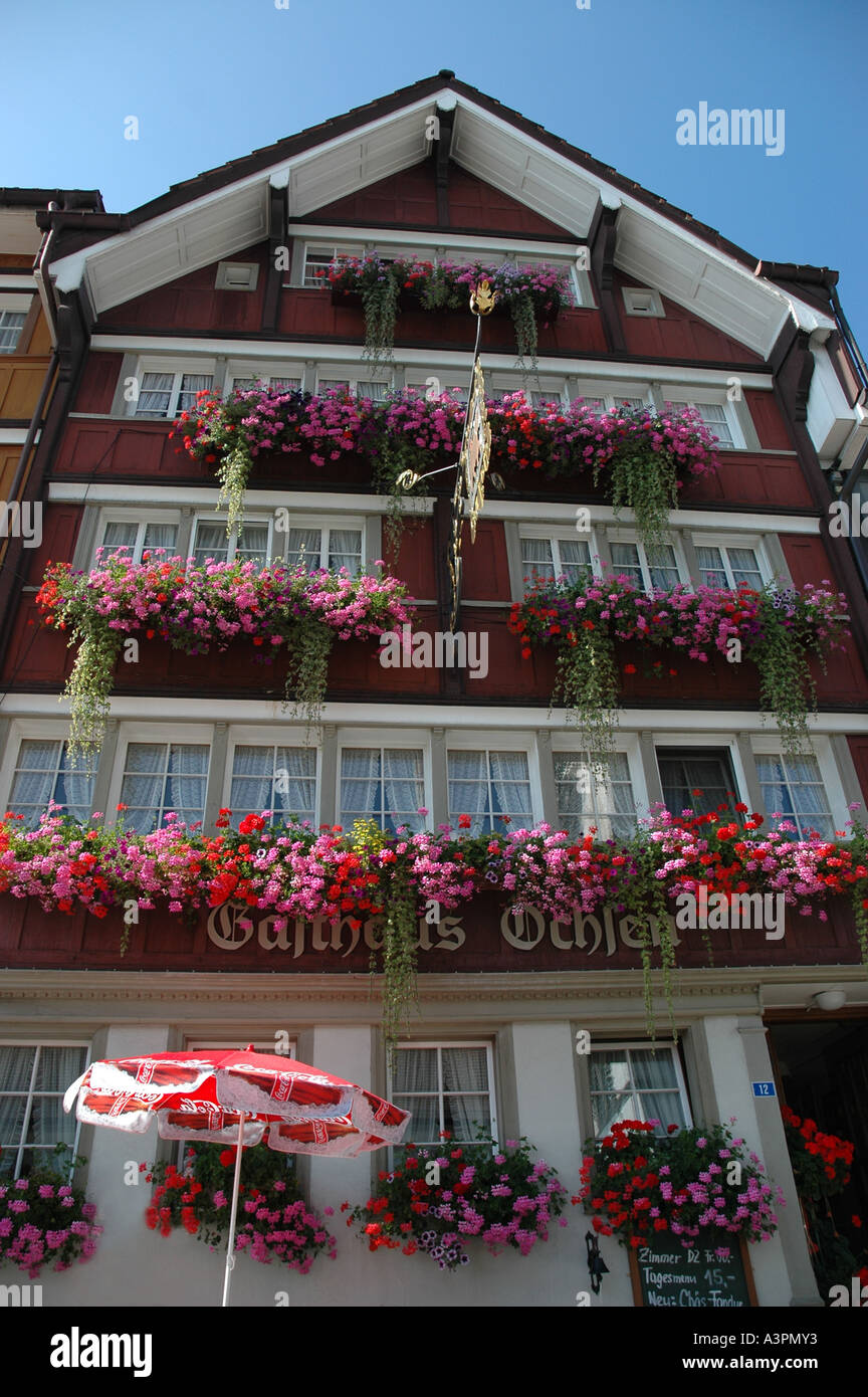 Storica casa decorata con fiori perlopiù geranio a Urnaesch cantone di Appenzell, Svizzera Foto Stock