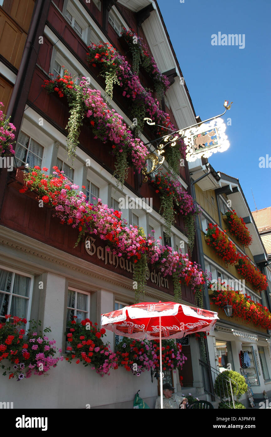Storico case andtraditional a urnaesch con decorazioni di fiori il cantone di Appenzell, Svizzera Foto Stock