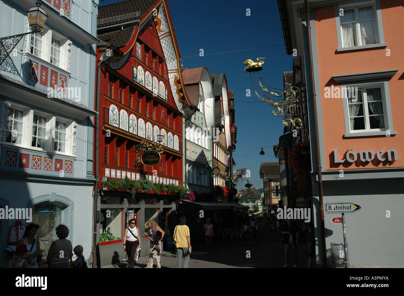 Strada con case storiche in città svizzera Appenzell Foto Stock