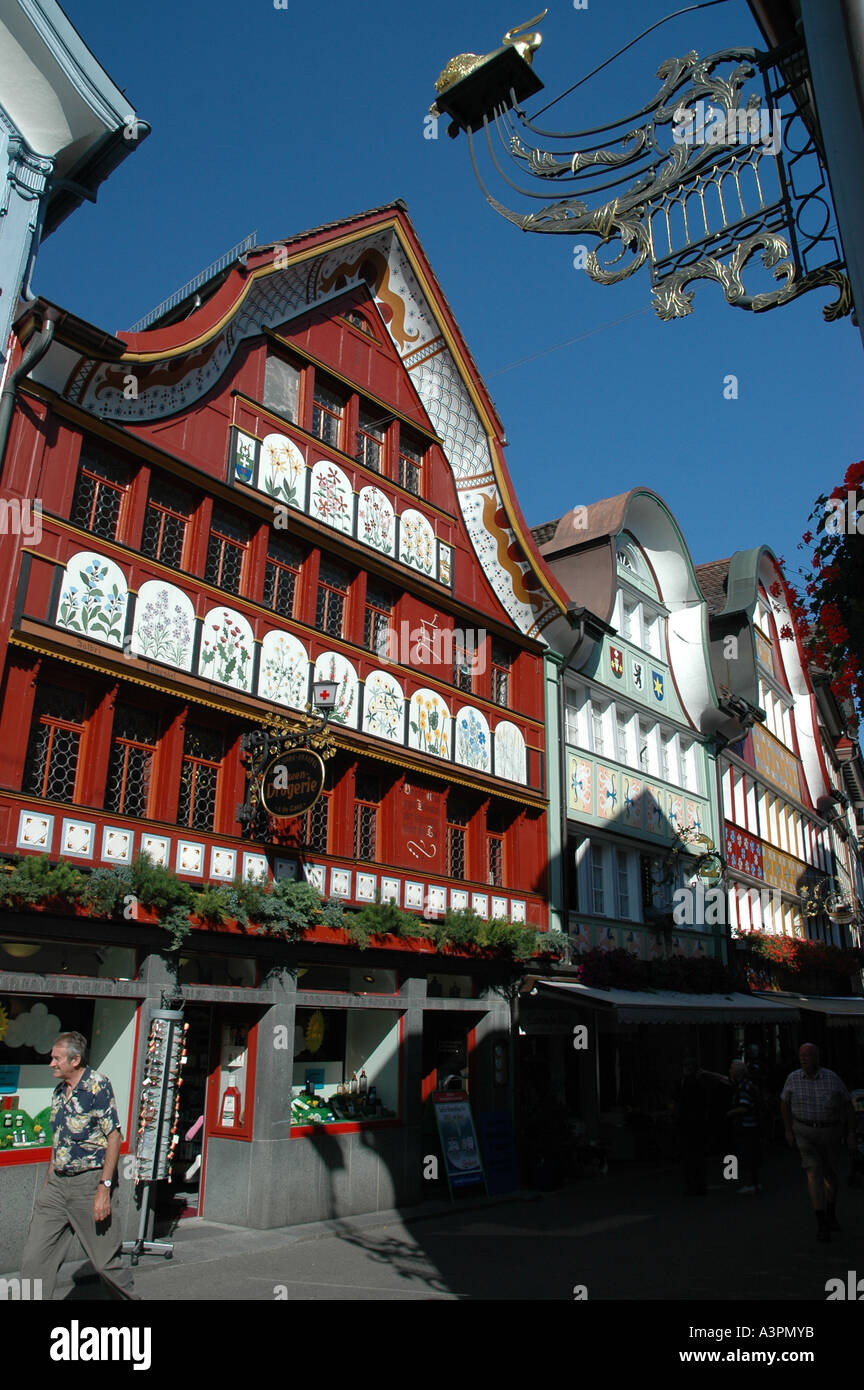 Strada storica con case tradizionali in città svizzera Appenzell Foto Stock