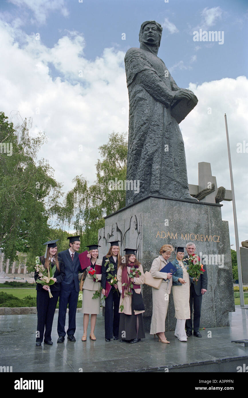 Neolaureati presso Adam Mickiewicz statua a Poznan, Polonia Foto Stock