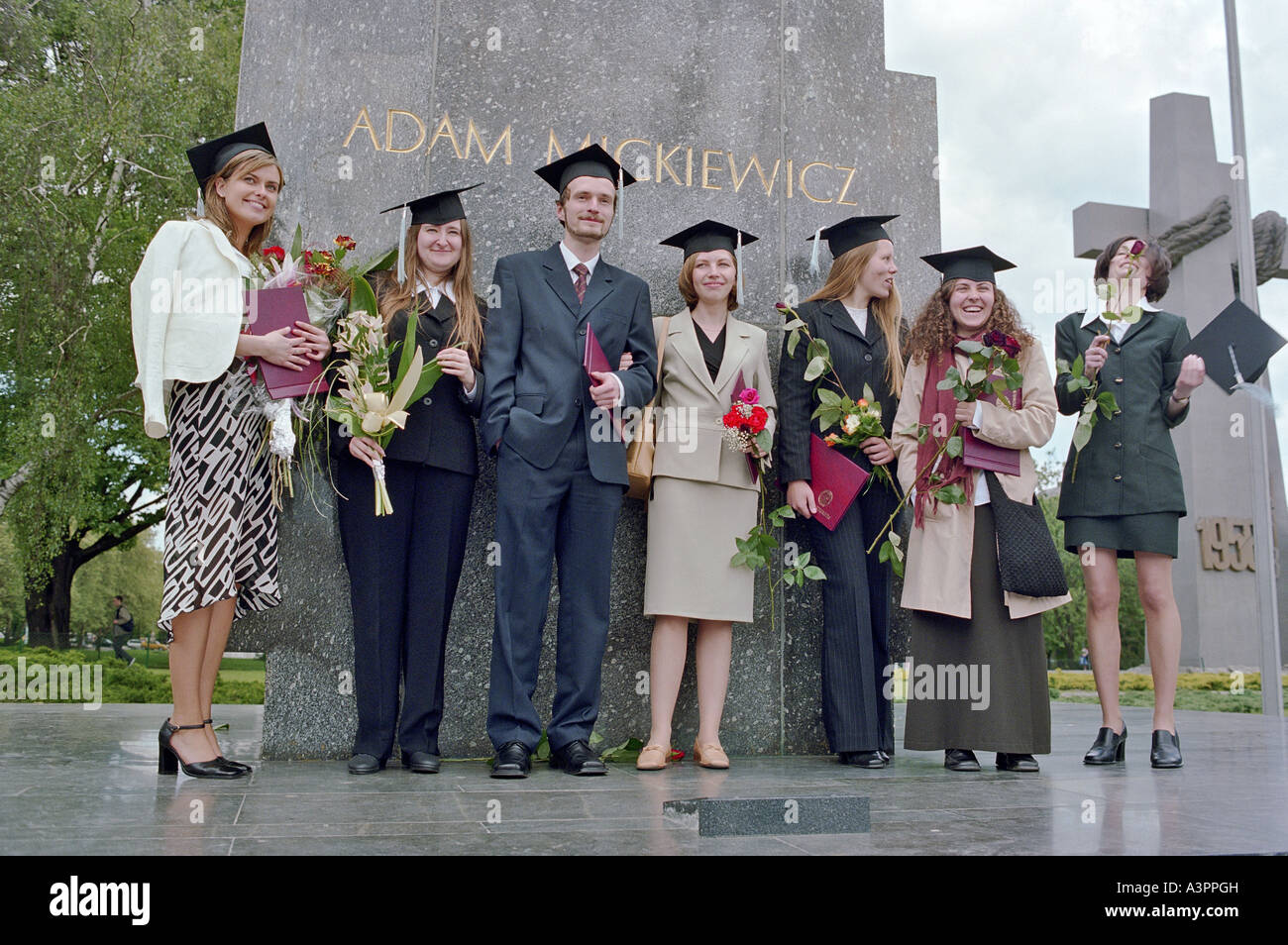 Neolaureati presso Adam Mickiewicz memorial a Poznan, Polonia Foto Stock