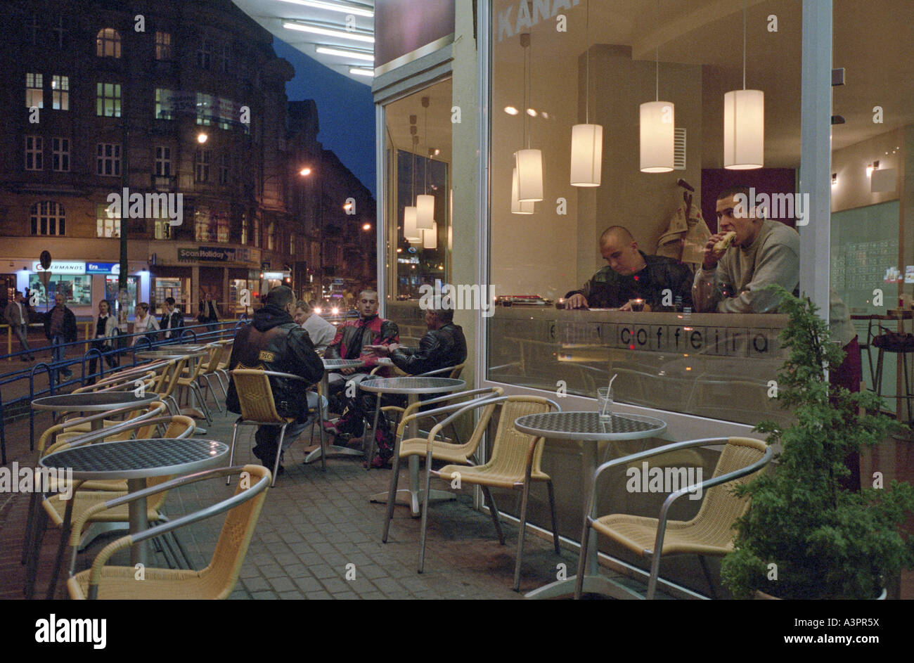 La gente in un bar, Poznan, Polonia Foto Stock
