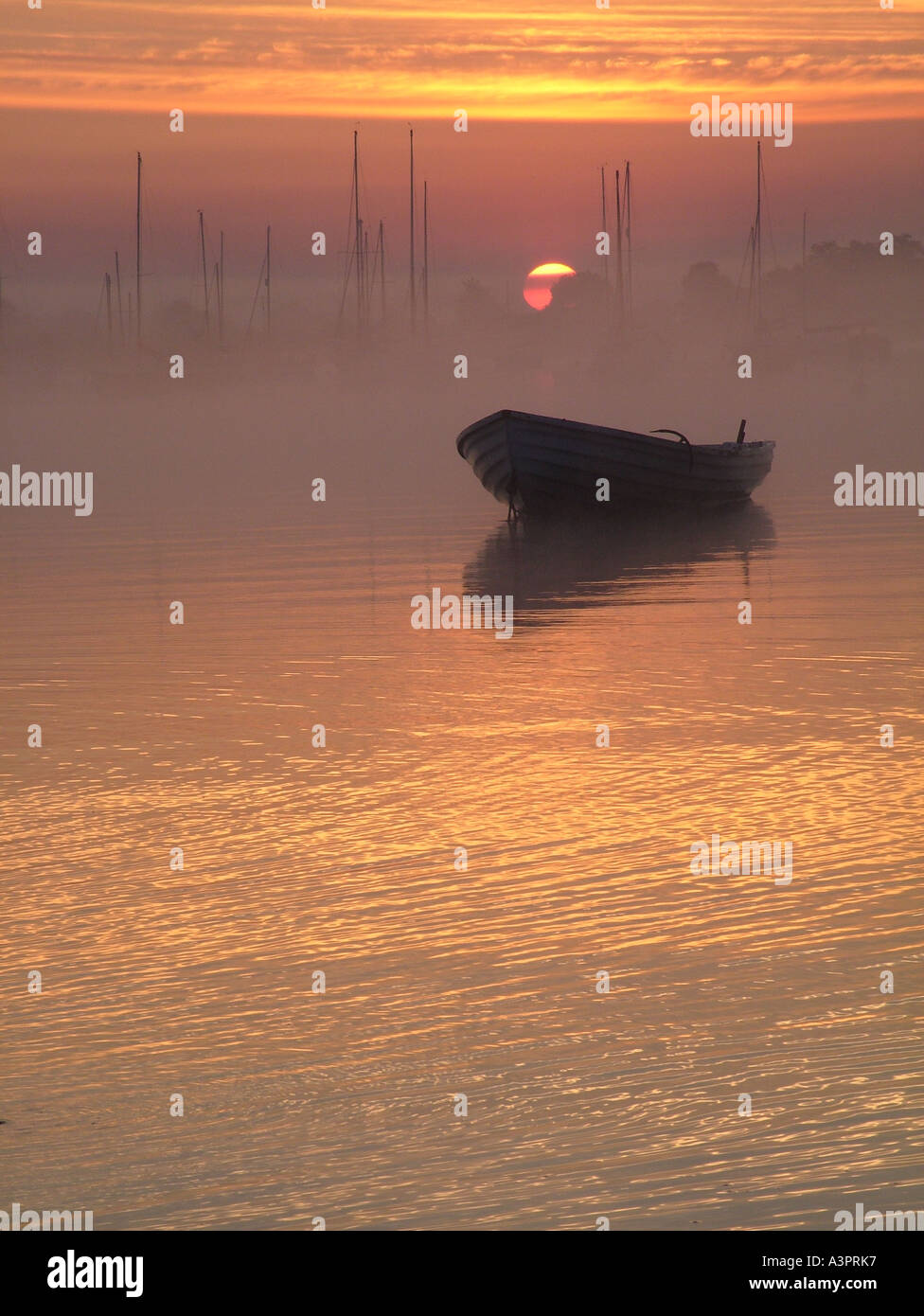 Barche all'alba sul fiume Blackwater Heybridge Basin Essex Inghilterra Foto Stock