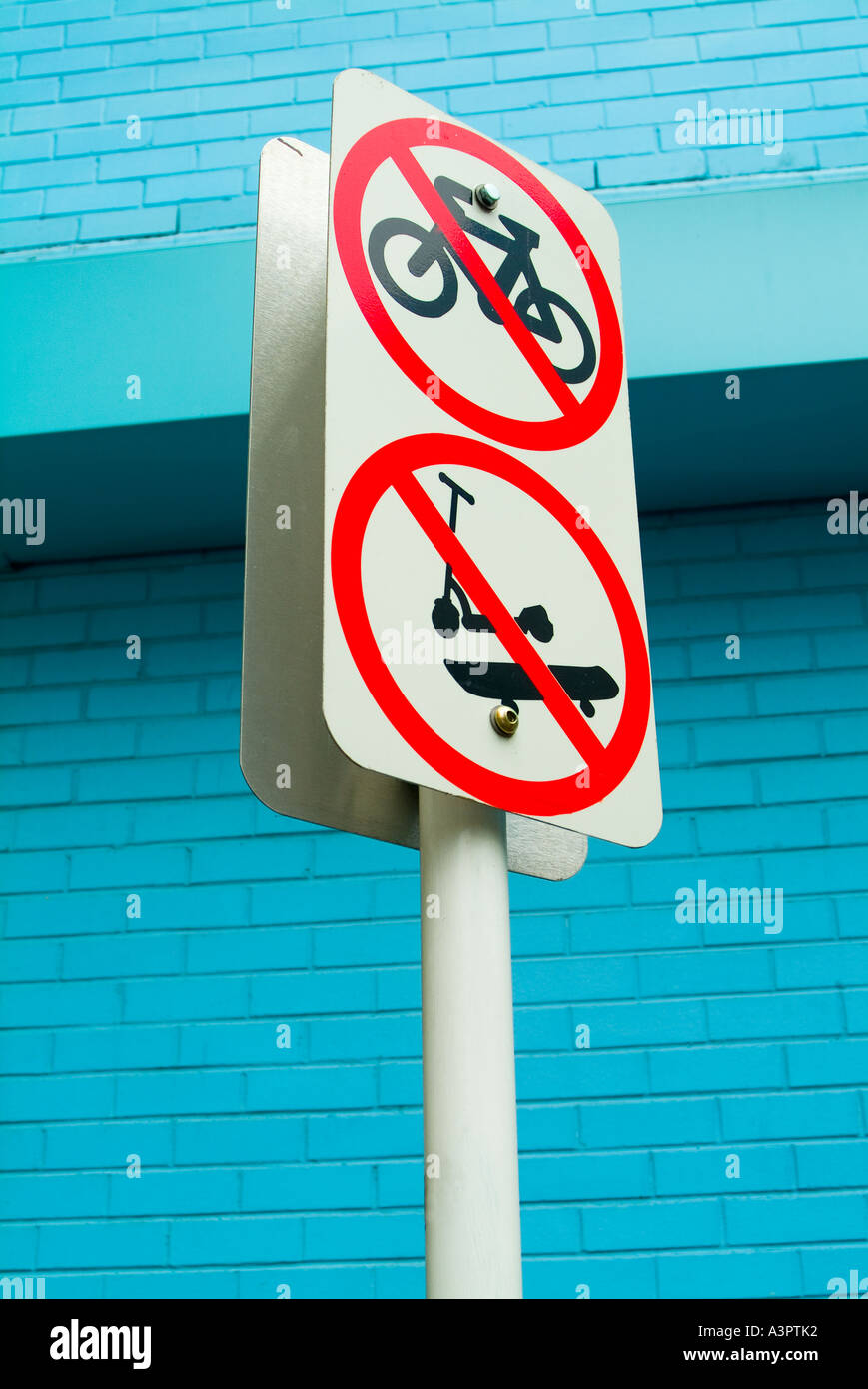 Segno blu contro un muro di mattoni Foto Stock