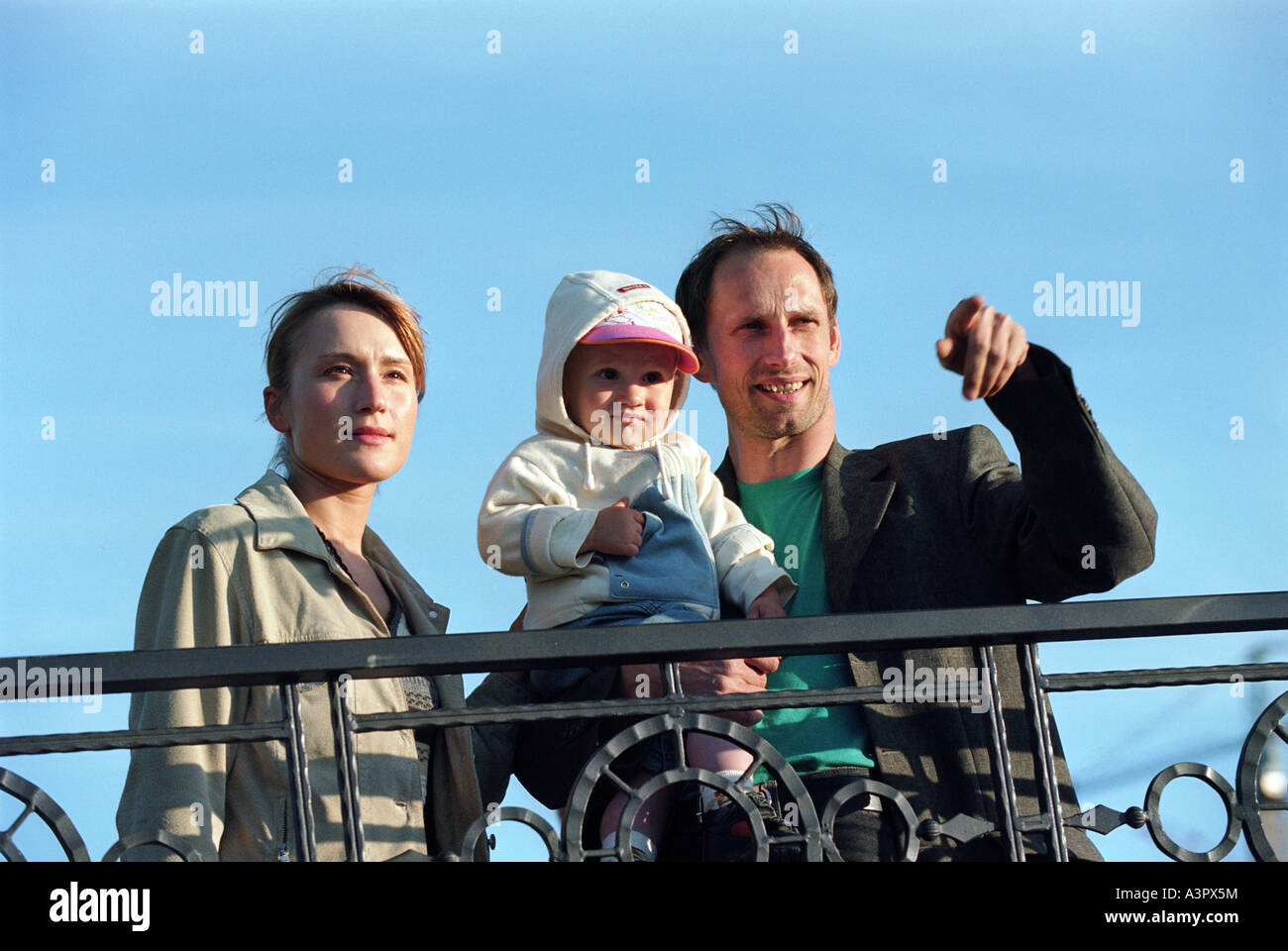 Una famiglia su la recente costruzione del ponte dei Re nella regione di Kaliningrad, Russia Foto Stock