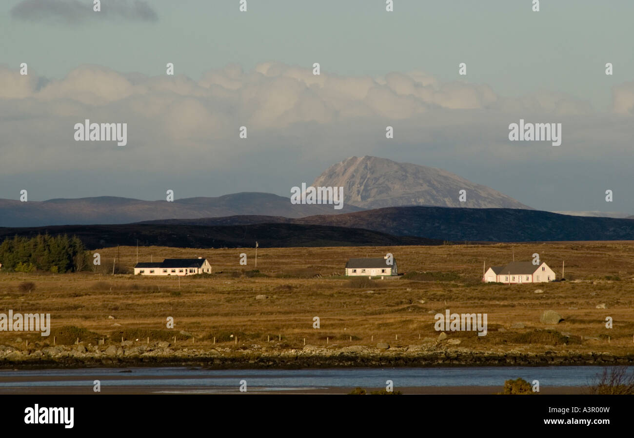 Vista di Mount Errigal County Donegal Irlanda Shot da Ardara guardando a nord Foto Stock