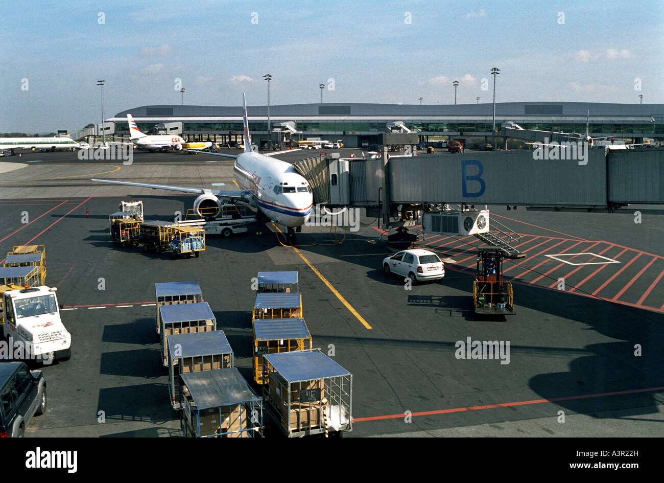 Aeroplano e ponte passeggeri all'aeroporto Ruzyne di Praga, Repubblica Ceca Foto Stock