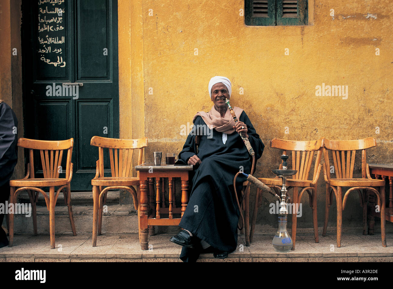 Uomo di fumare narghilè tubo in Luxor Egitto Foto Stock