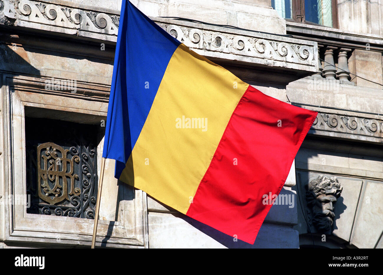 Bandiera rumena sull'edificio della Banca nazionale di Romania a Bucarest Foto Stock