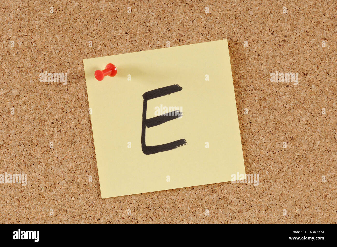 Messaggio bacheca di sughero con lettere dell'alfabeto Foto Stock