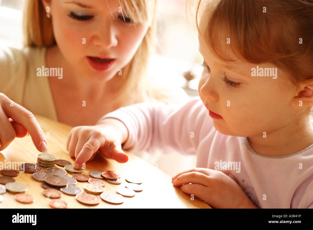 Madre e figlia conteggiare denaro Foto Stock