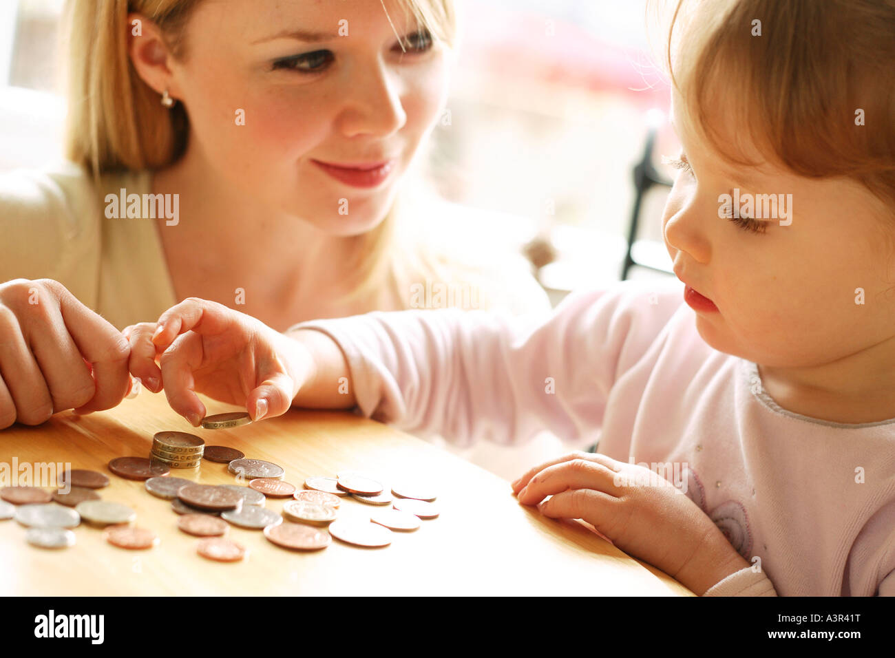 Madre e figlia conteggiare denaro Foto Stock