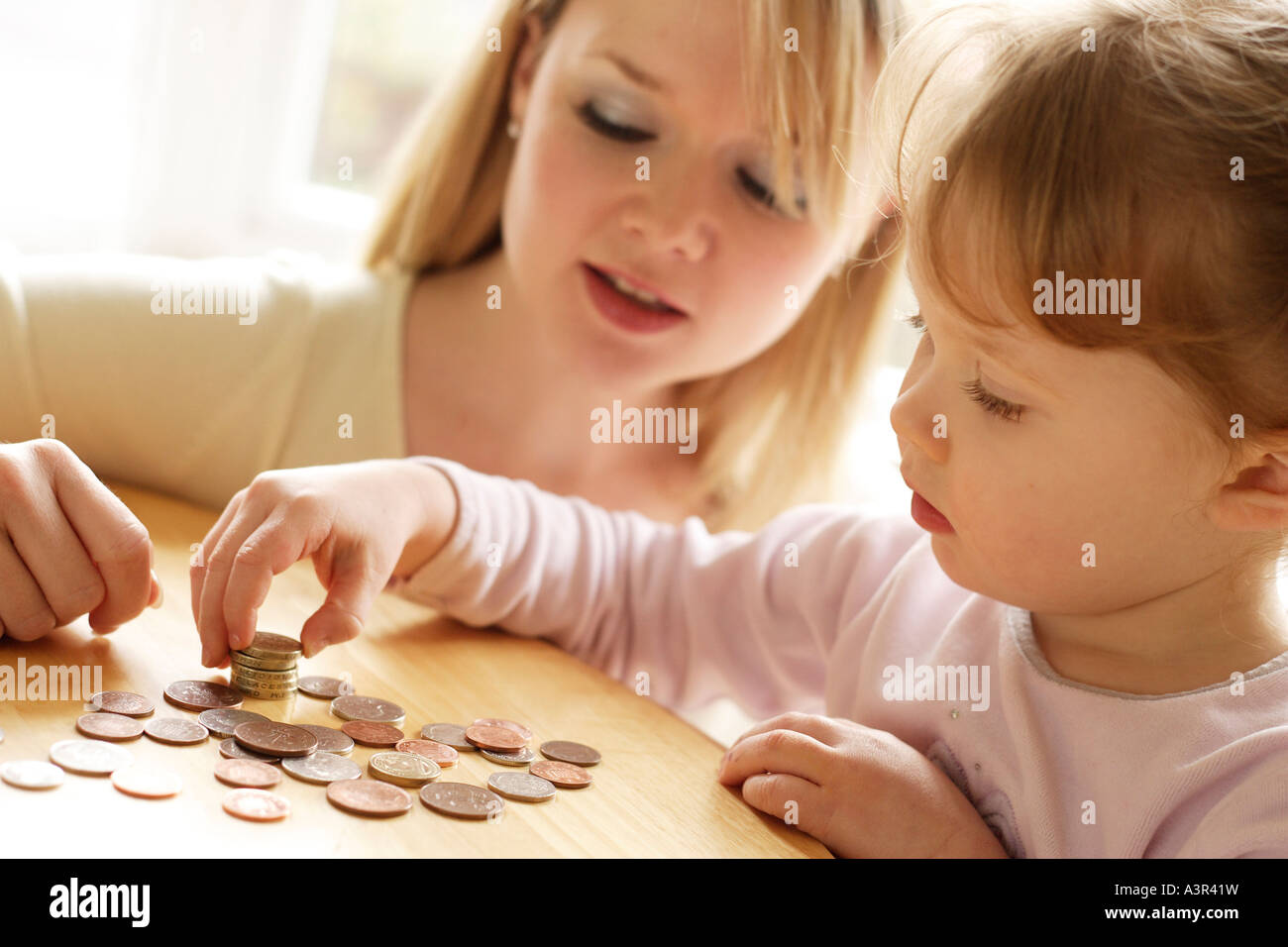 Madre e figlia conteggiare denaro Foto Stock