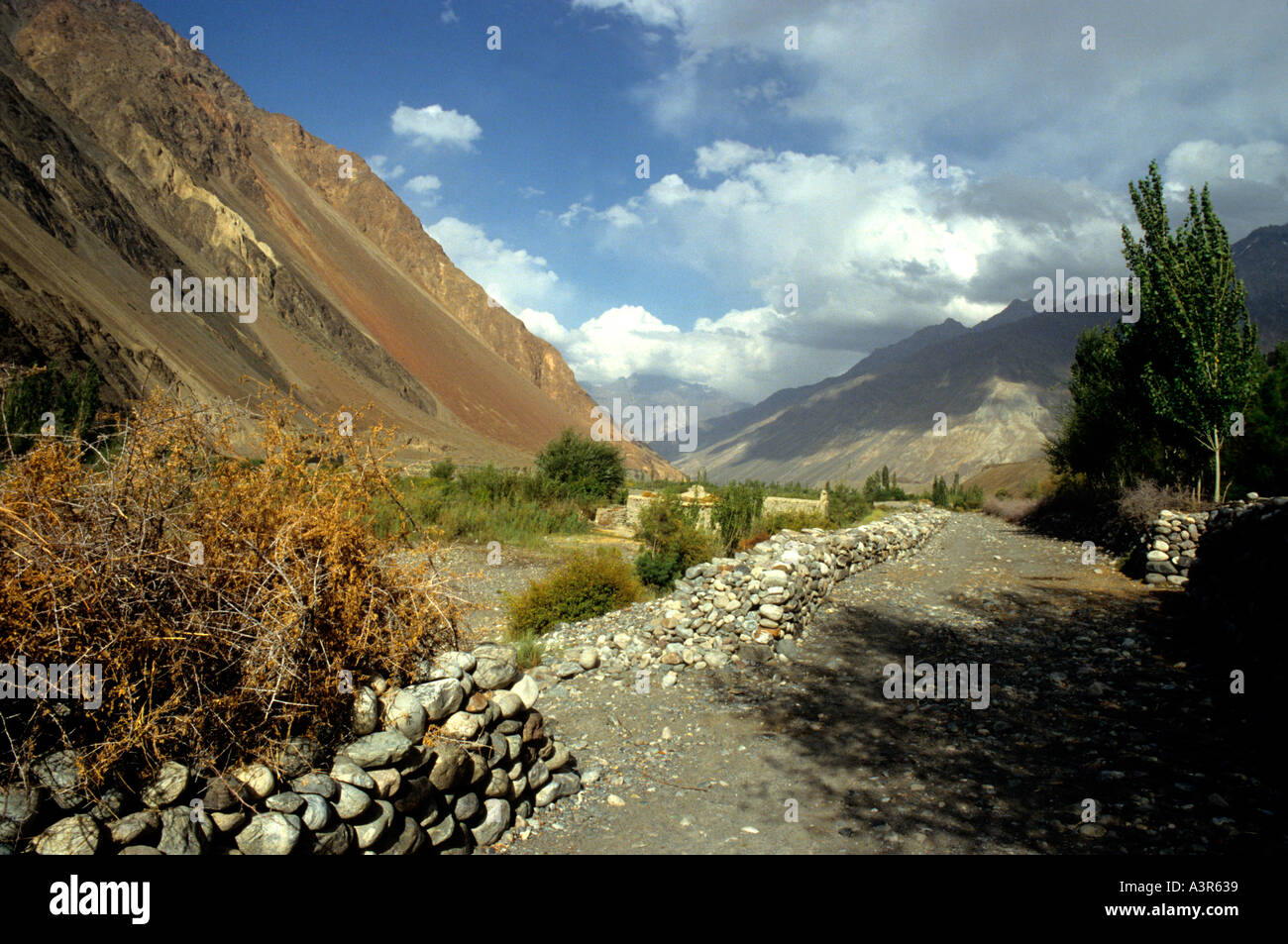 La Jeep in remoto via strada in Shandur pass tra biglietto e Gilgit ,a nord-ovest del Pakistan Foto Stock