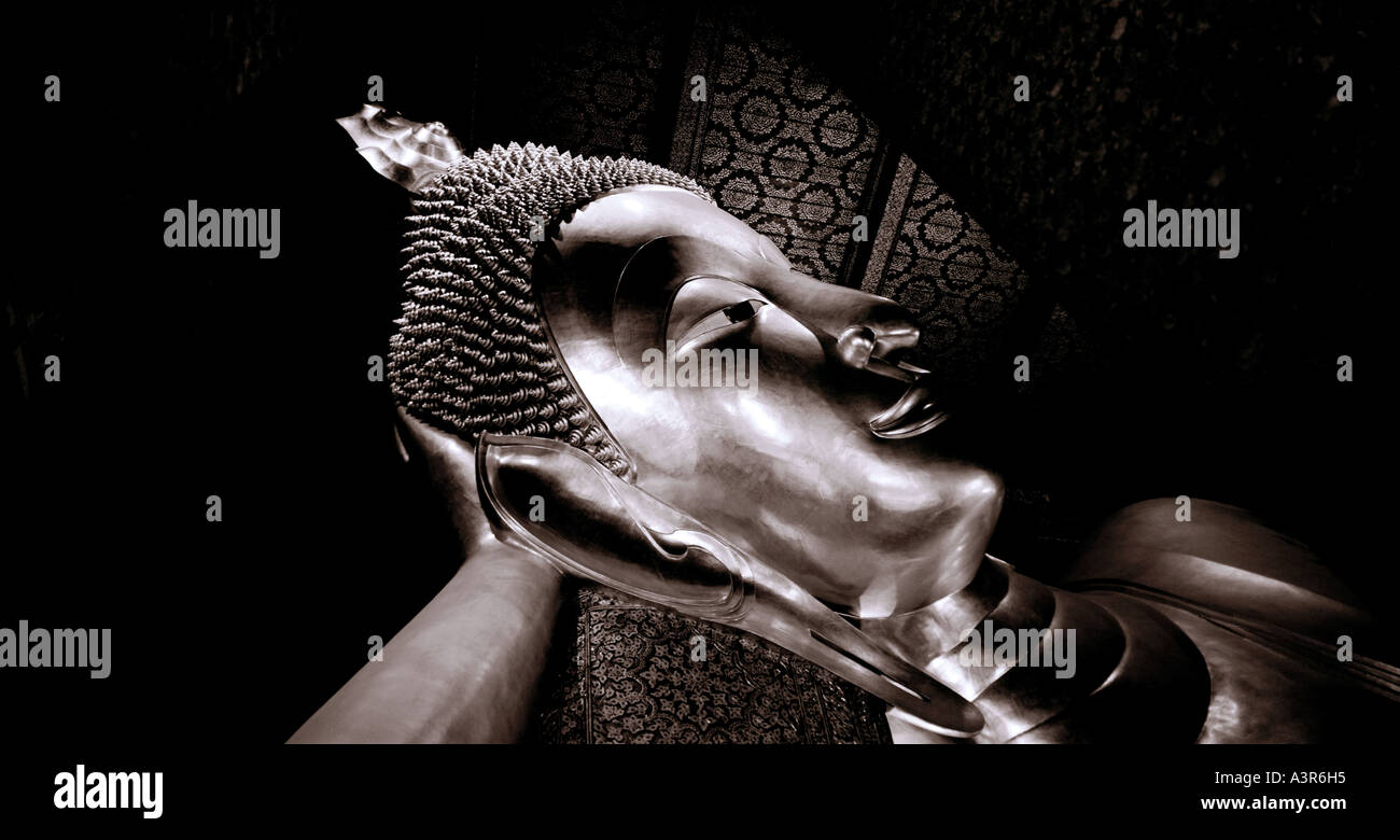 Il Buddha sdraiato nel tempio di Wat Phra Chetuphon o Wat Pho a Bangkok in Thailandia nell'estremo Oriente del Sud-est asiatico. Buddismo Buddista Art Travel Foto Stock