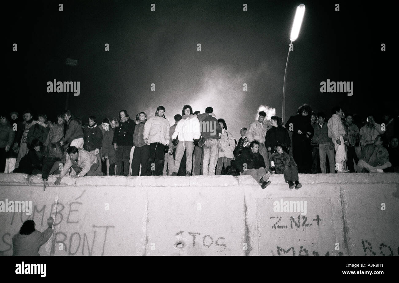 La storia europea. Festa di Capodanno sullo storico muro di Berlino a Berlino Ovest in Germania in Europa durante la Guerra Fredda. Foto Stock