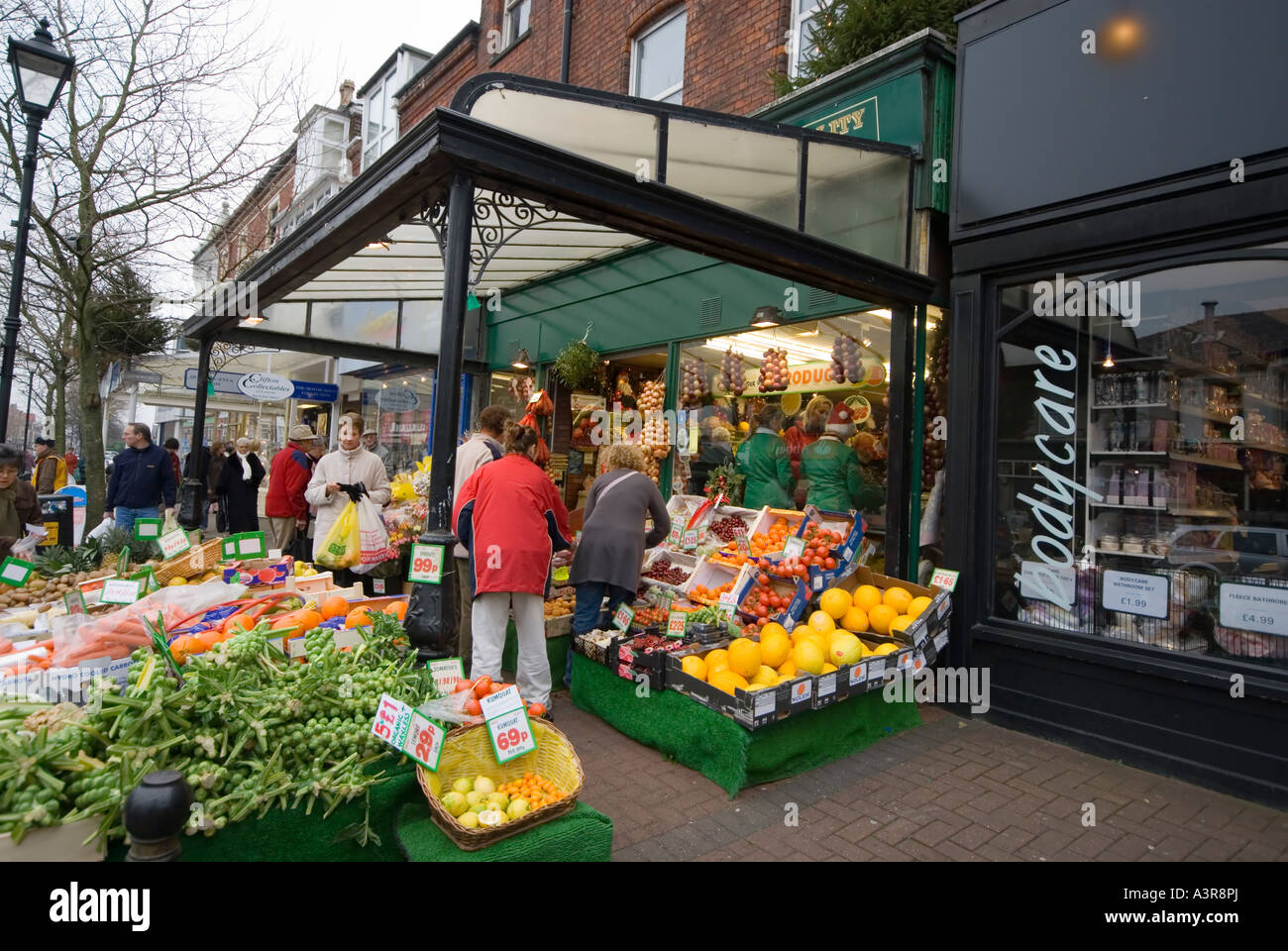 Persone shopping market verdure LANCASHIRE REGNO UNITO Foto Stock