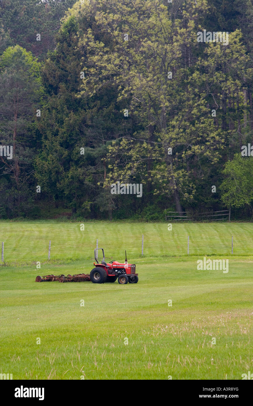 Un trattore in un campo presso la contea di Essex Greenbelt Associazione s Julia Bird Prenotazione in Ipswich Massachusetts Foto Stock