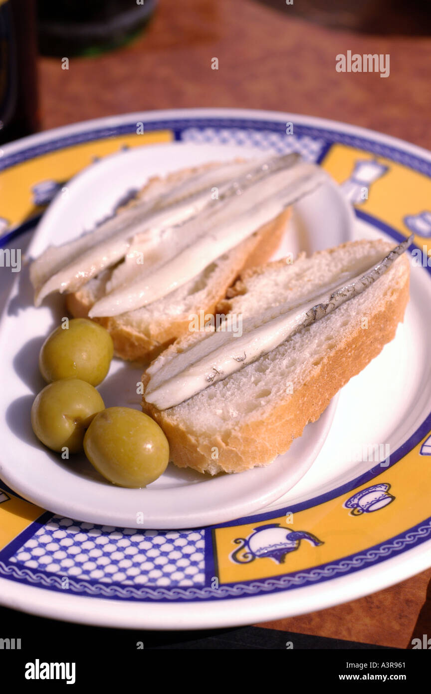 Le tapas di alici marinate e olive Boquerones al Vinagre Foto Stock
