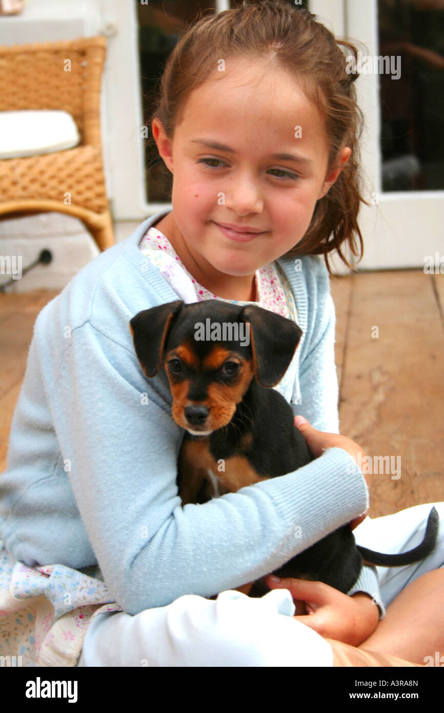 Felice bambina e un cucciolo Foto Stock