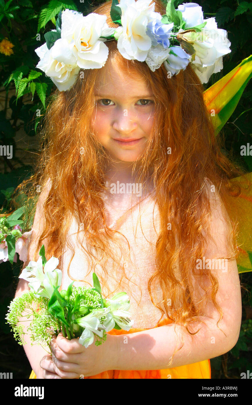 Fata bambino con lunghi capelli rossi Foto Stock