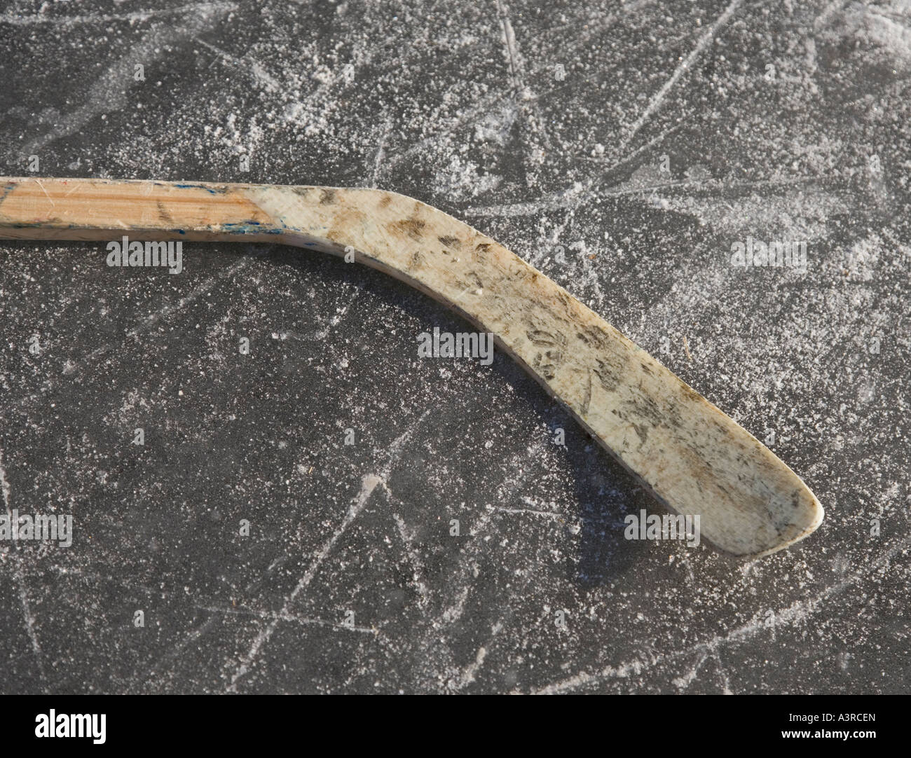 La lama di un bastone da hockey su uno stagno ghiacciato Foto Stock