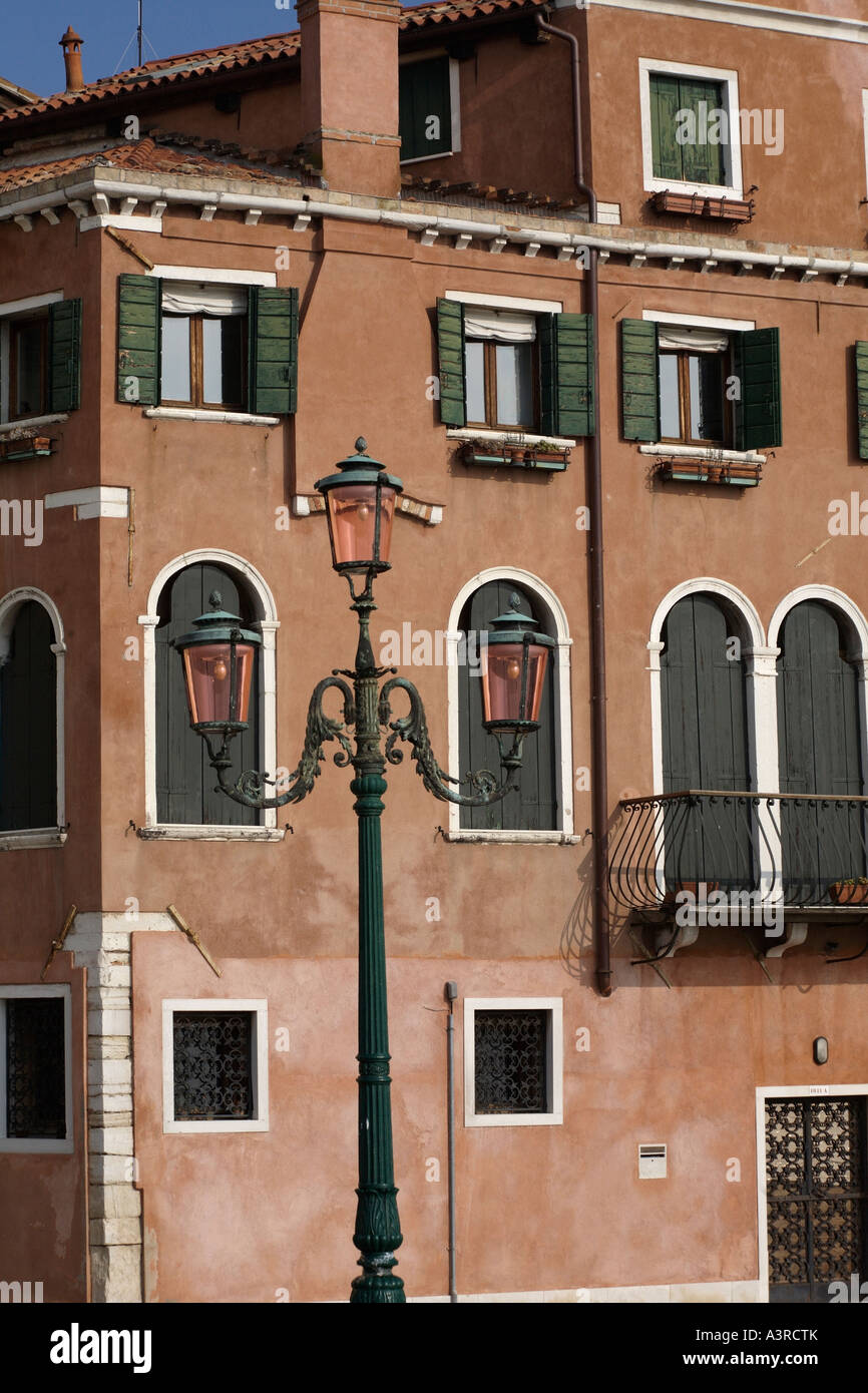 Lampione e edificio dipinto negli stessi colori. Castello, Venezia, Italia Foto Stock