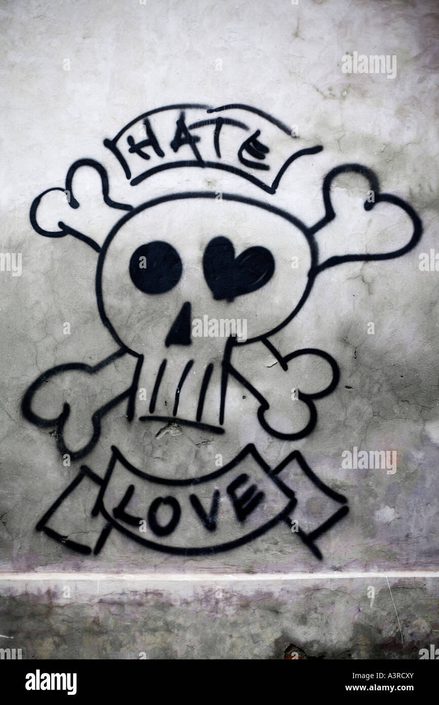 Amore e odio cranio e crossbones graffiti. Castello, Venezia, Italia Foto Stock