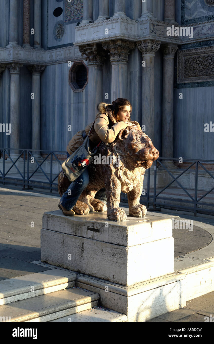 Soggiorno turistico sulla statua di Lion. Piazza San Marco, San Marco, Venezia, Italia Foto Stock