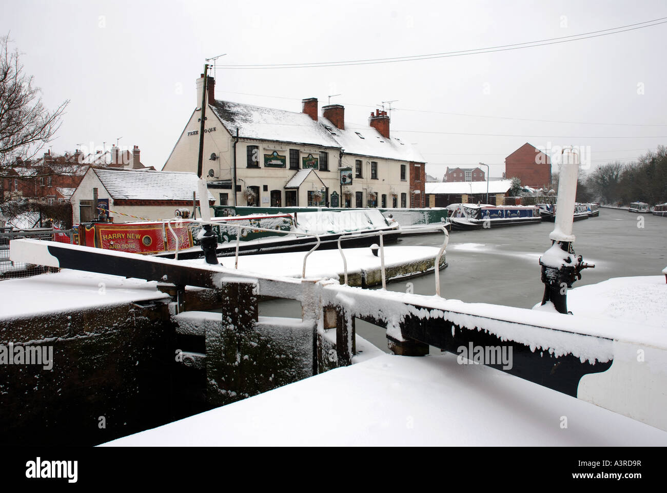 Grand Union Canal a Capo di Buona Speranza pub, nevoso, Warwick, Warwickshire, Inghilterra, Regno Unito Foto Stock